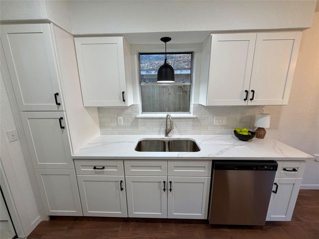 1017 Crossing Road, Angleton, TX 77515