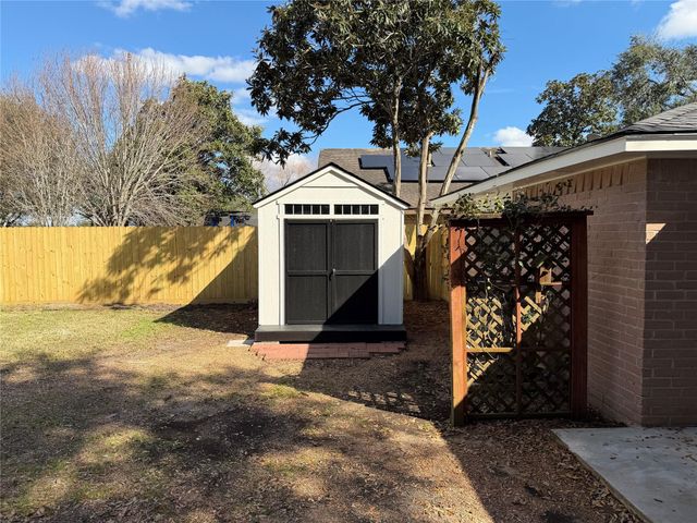 1017 Crossing Road, Angleton, TX 77515