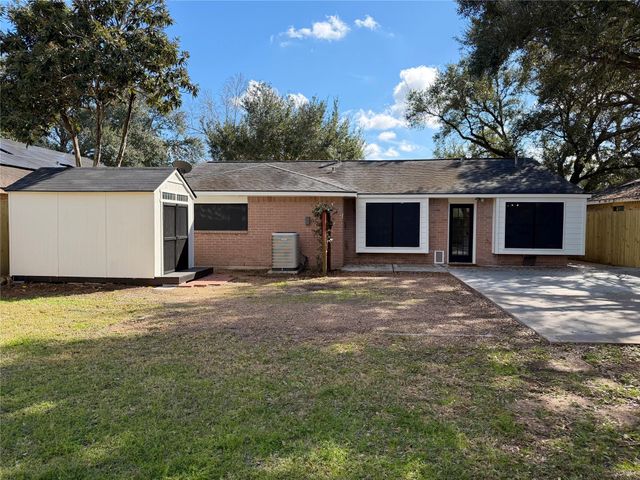 1017 Crossing Road, Angleton, TX 77515