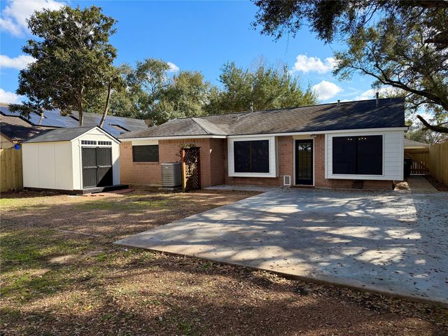 1017 Crossing Road, Angleton, TX 77515