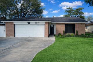 1017 Crossing Road, Angleton, TX 77515