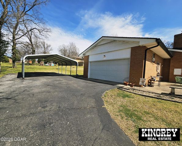 730 E 17th Street Place, Baxter Springs, KS 66713