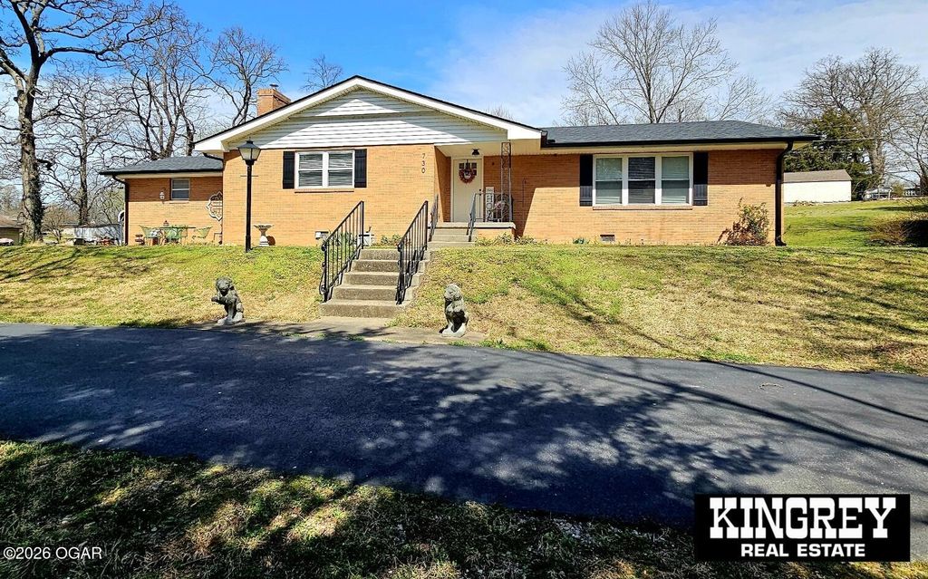 730 E 17th Street Place, Baxter Springs, KS 66713