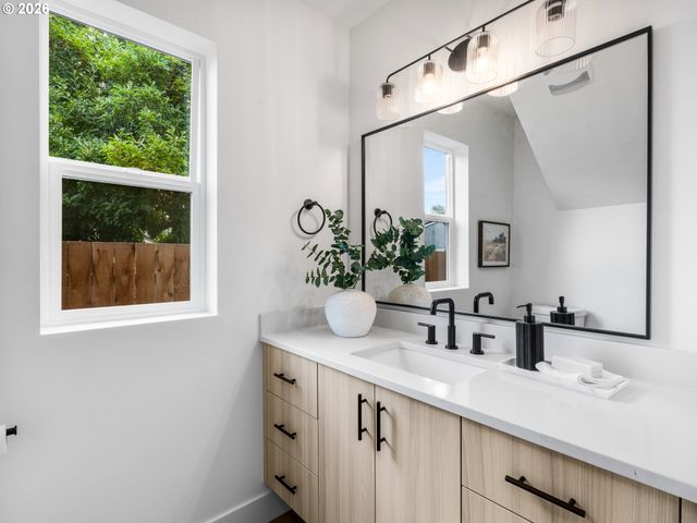 9298 N New York Ave 6, Portland, OR 97203