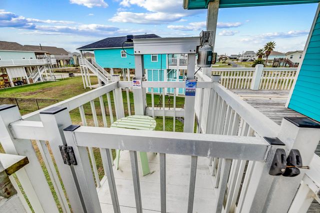 935 Clara Street, Crystal Beach, TX 77650
