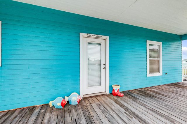 935 Clara Street, Crystal Beach, TX 77650