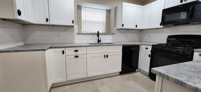 128 Lasso Street, Angleton, TX 77515