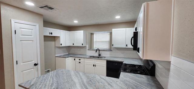 128 Lasso Street, Angleton, TX 77515