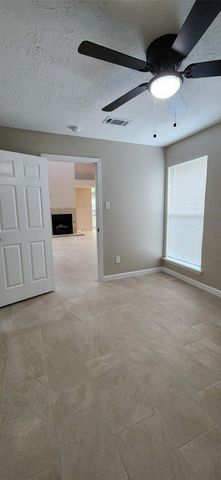 128 Lasso Street, Angleton, TX 77515