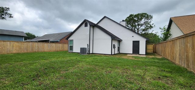 128 Lasso Street, Angleton, TX 77515