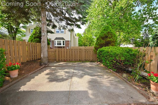 5177 Buckingham, Troy, MI 48098