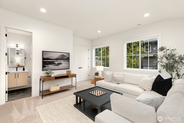 3032 NE Blakeley Street, Seattle, WA 98105