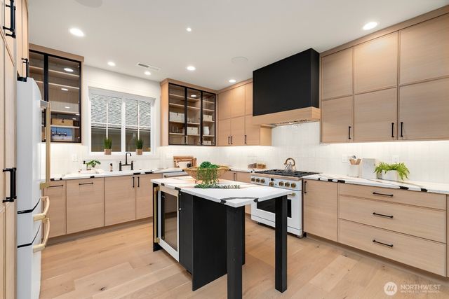 3032 NE Blakeley Street, Seattle, WA 98105