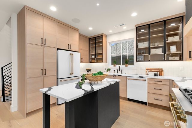 3032 NE Blakeley Street, Seattle, WA 98105