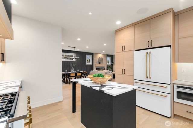 3032 NE Blakeley Street, Seattle, WA 98105