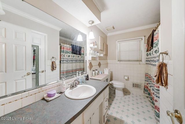 9206 Lakeridge Dr, Louisville, KY 40272