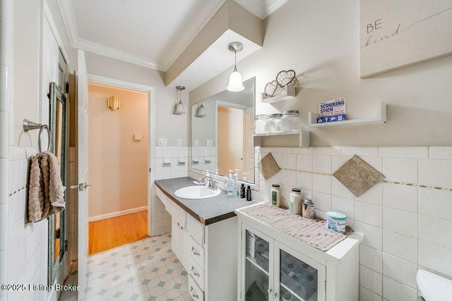 9206 Lakeridge Dr, Louisville, KY 40272