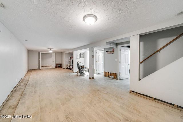 9206 Lakeridge Dr, Louisville, KY 40272