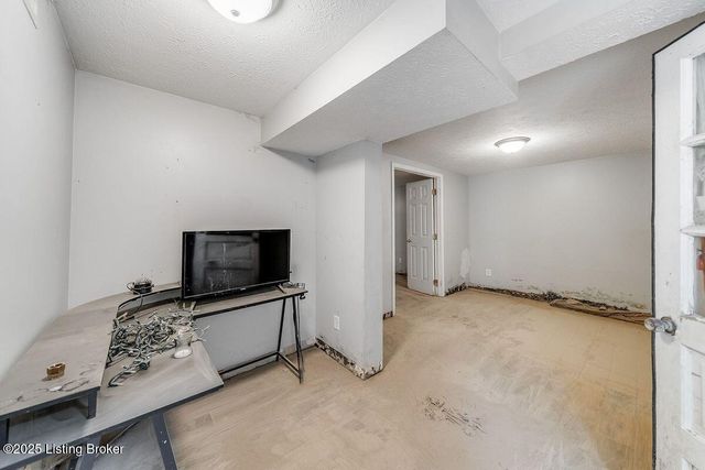 9206 Lakeridge Dr, Louisville, KY 40272