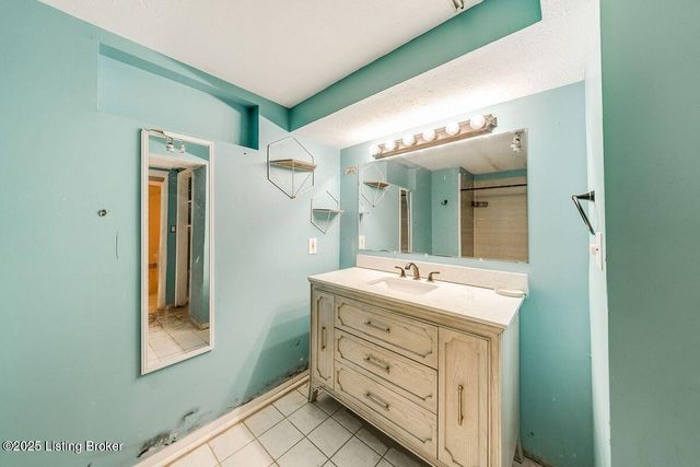 9206 Lakeridge Dr, Louisville, KY 40272