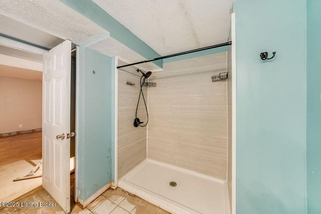 9206 Lakeridge Dr, Louisville, KY 40272