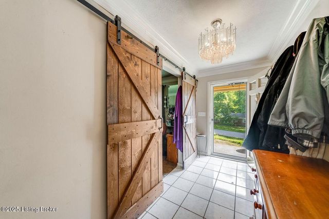 9206 Lakeridge Dr, Louisville, KY 40272