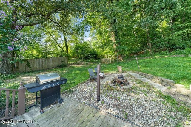 9206 Lakeridge Dr, Louisville, KY 40272