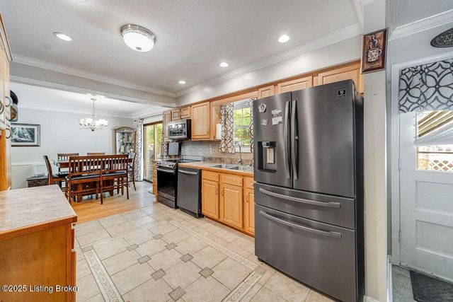 9206 Lakeridge Dr, Louisville, KY 40272