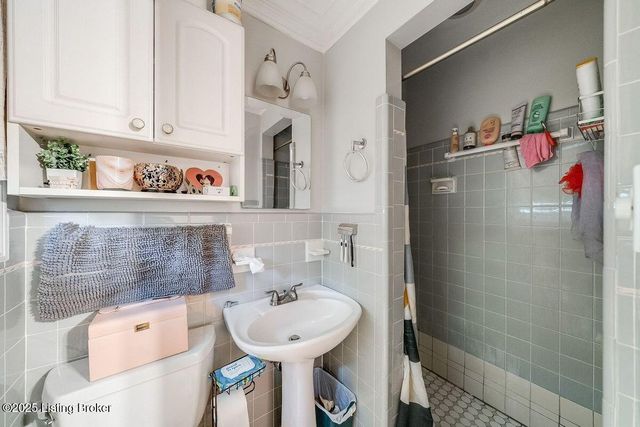 9206 Lakeridge Dr, Louisville, KY 40272