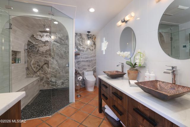 5525 N Oracle Road, Tucson, AZ 85704