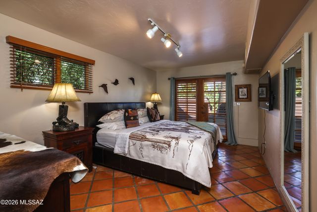 5525 N Oracle Road, Tucson, AZ 85704