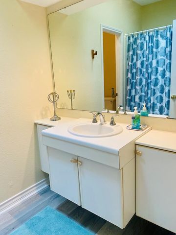 210 Oak Bay St, Rockport, TX 78382