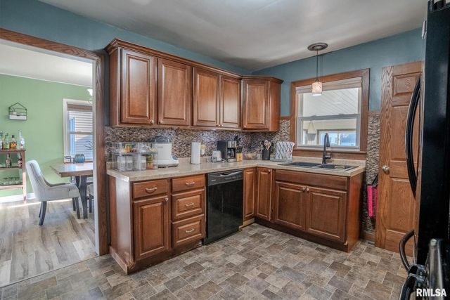 711 3RD Avenue, Camanche, IA 52730