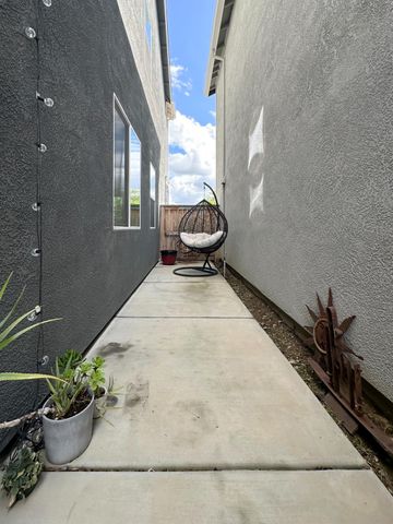 2975 Grassy Bank Ave, Sacramento, CA 95833