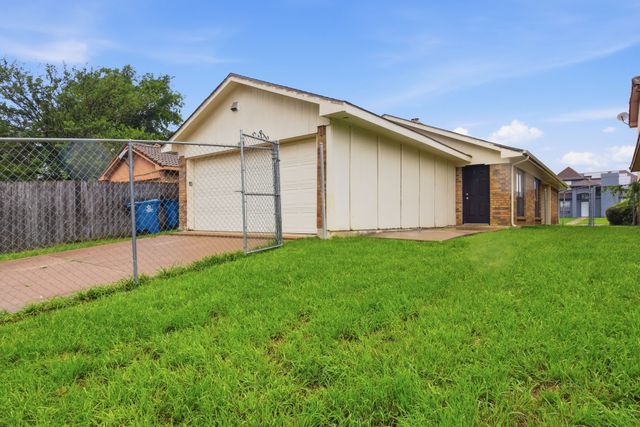 1118 Sandalwood Lane, Desoto, TX 75115