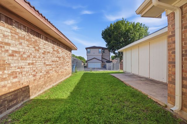 1118 Sandalwood Lane, Desoto, TX 75115