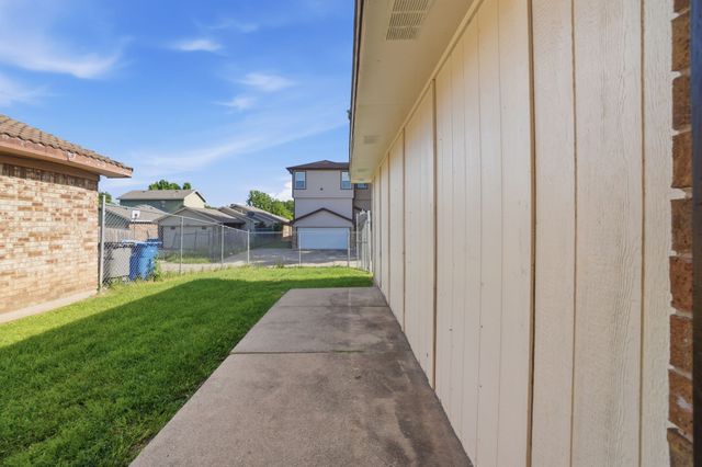 1118 Sandalwood Lane, Desoto, TX 75115