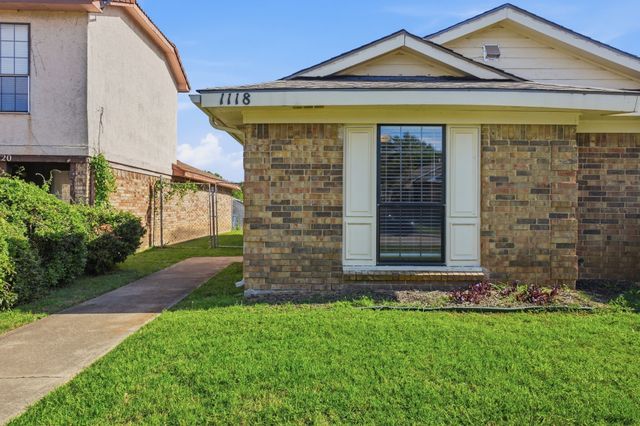 1118 Sandalwood Lane, Desoto, TX 75115