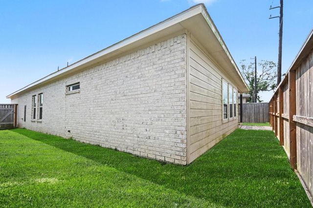 214 Water Grass Trail, Clute, TX 77531