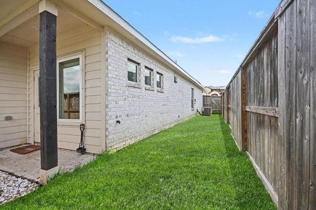 214 Water Grass Trail, Clute, TX 77531