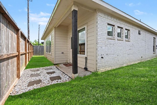 214 Water Grass Trail, Clute, TX 77531