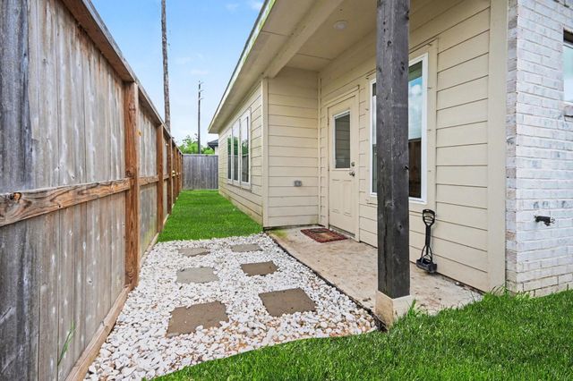 214 Water Grass Trail, Clute, TX 77531