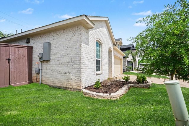 214 Water Grass Trail, Clute, TX 77531
