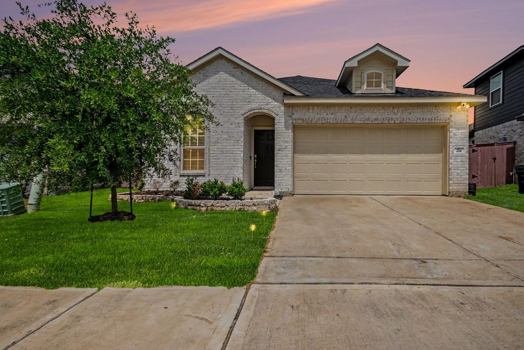 214 Water Grass Trail, Clute, TX 77531