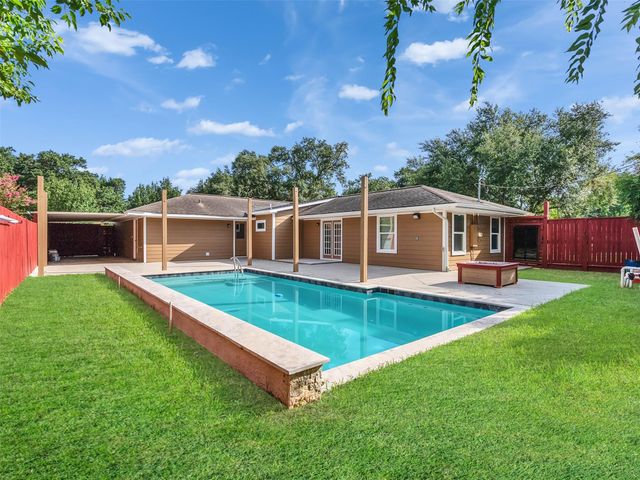 203 22nd Avenue N, Texas City, TX 77590