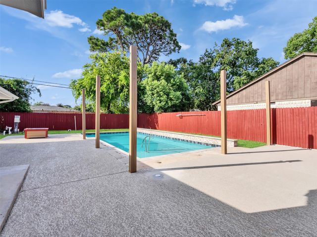 203 22nd Avenue N, Texas City, TX 77590