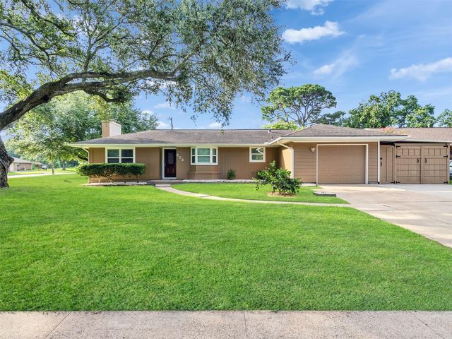 203 22nd Avenue N, Texas City, TX 77590