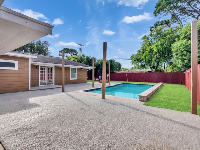 203 22nd Avenue N, Texas City, TX 77590