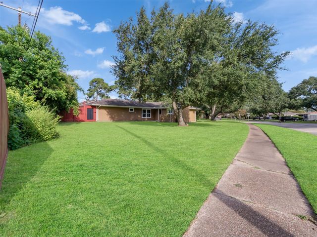 203 22nd Avenue N, Texas City, TX 77590