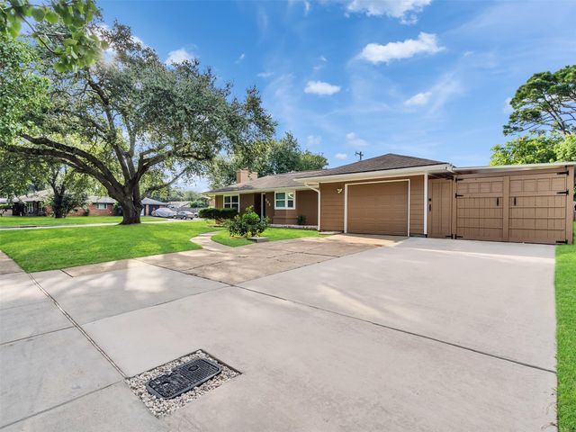 203 22nd Avenue N, Texas City, TX 77590